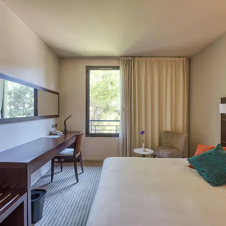 Отель Mercure La Duranne Gare Tgv