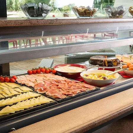Mercure La Duranne Gare Tgv Отель 4*