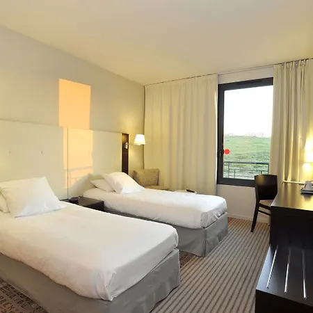 Отель Mercure La Duranne Gare Tgv